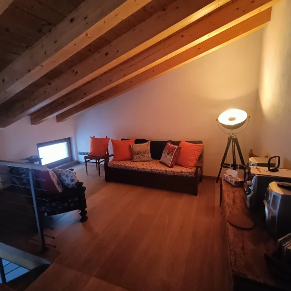 Persona che lavora al laptop in un ambiente sereno